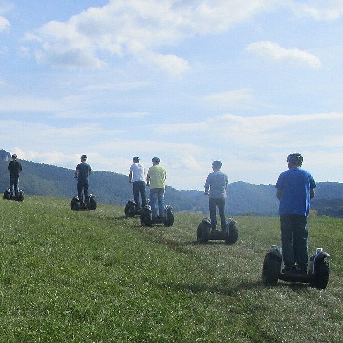 Unserer Segway auf einer Segway-Tour über eine grüne Wiese auf der Alb